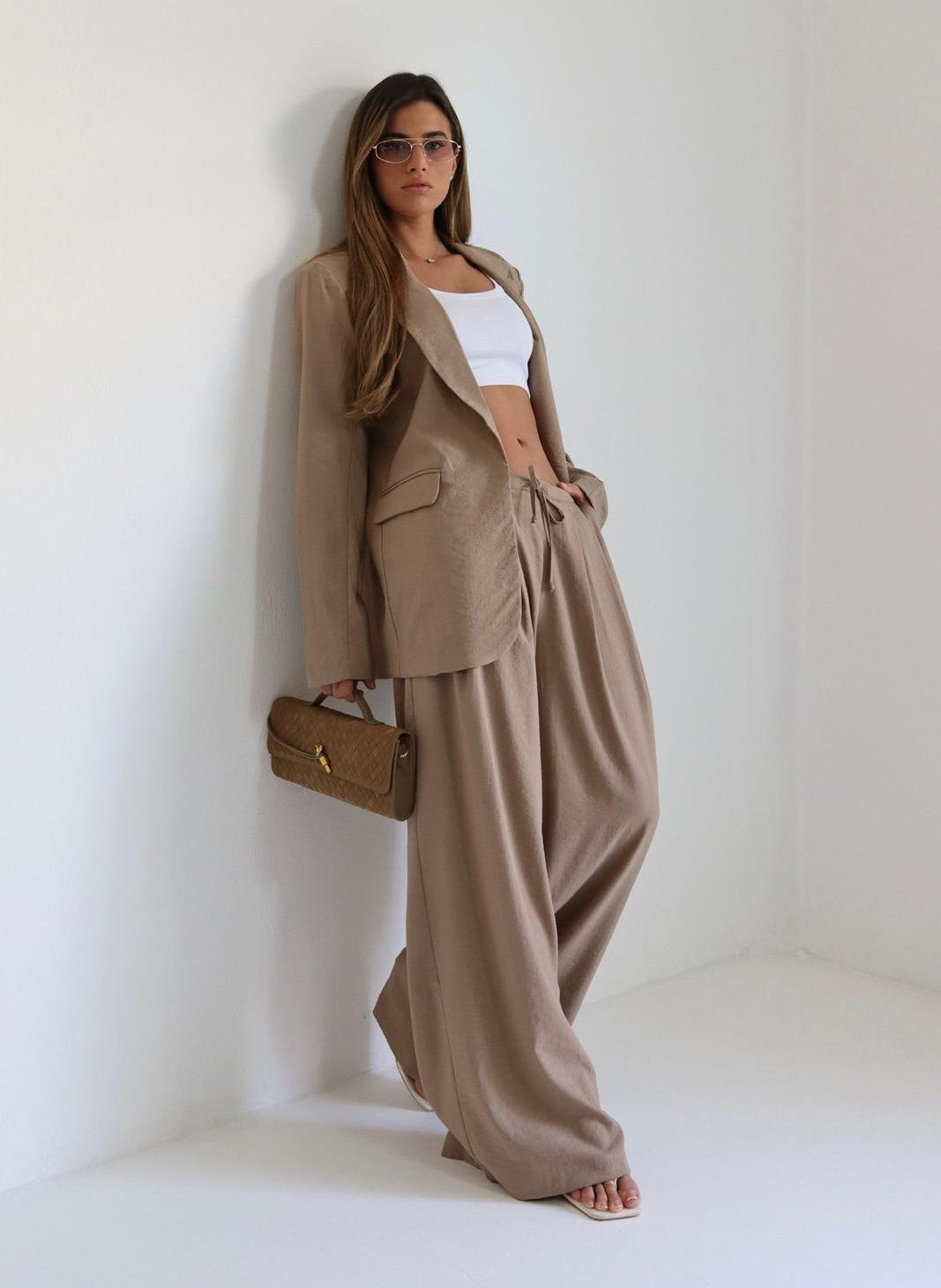 חליפת Peleg בצבע חום עם מכנס רחב ושרוך במותן