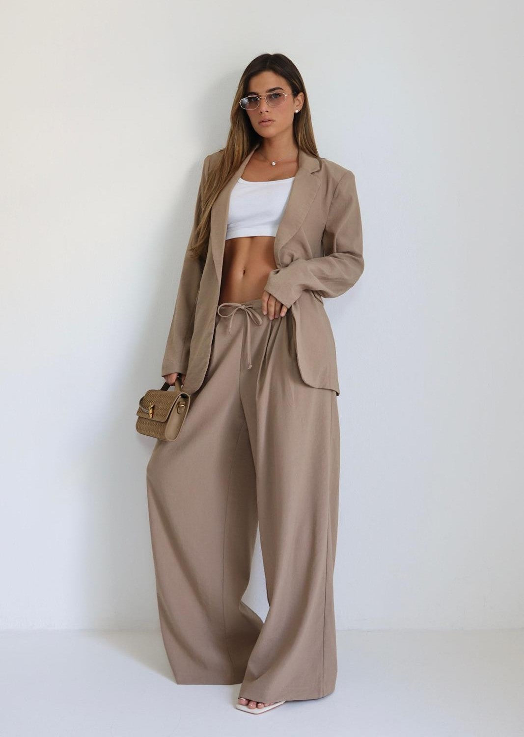 חליפת Peleg בצבע חום עם בלייזר מחויט ומכנס רחב