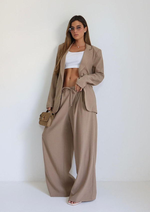 חליפת Peleg בצבע חום עם בלייזר מחויט ומכנס רחב