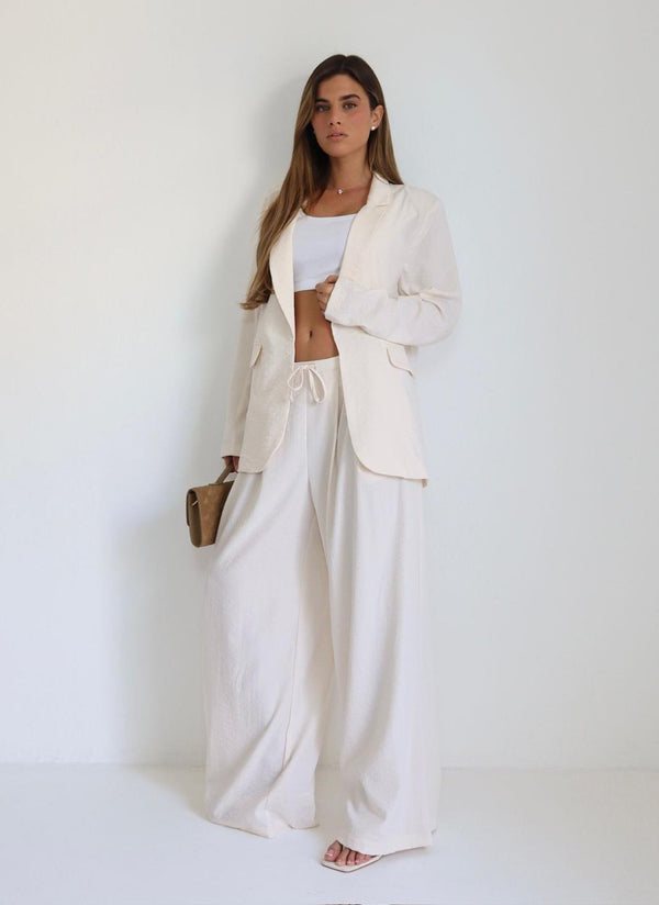 חליפת Peleg בצבע לבן עם מכנס רחב ושרוך במותן