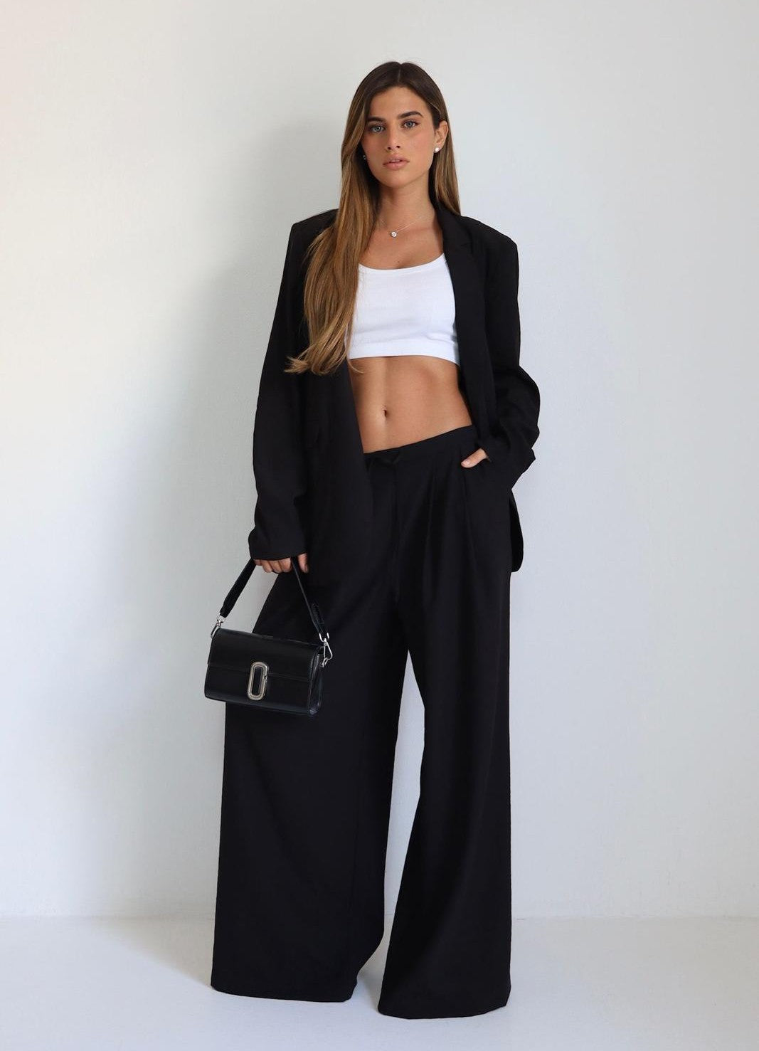 חליפת Peleg בצבע שחור עם מכנס רחב ושרוך במותן