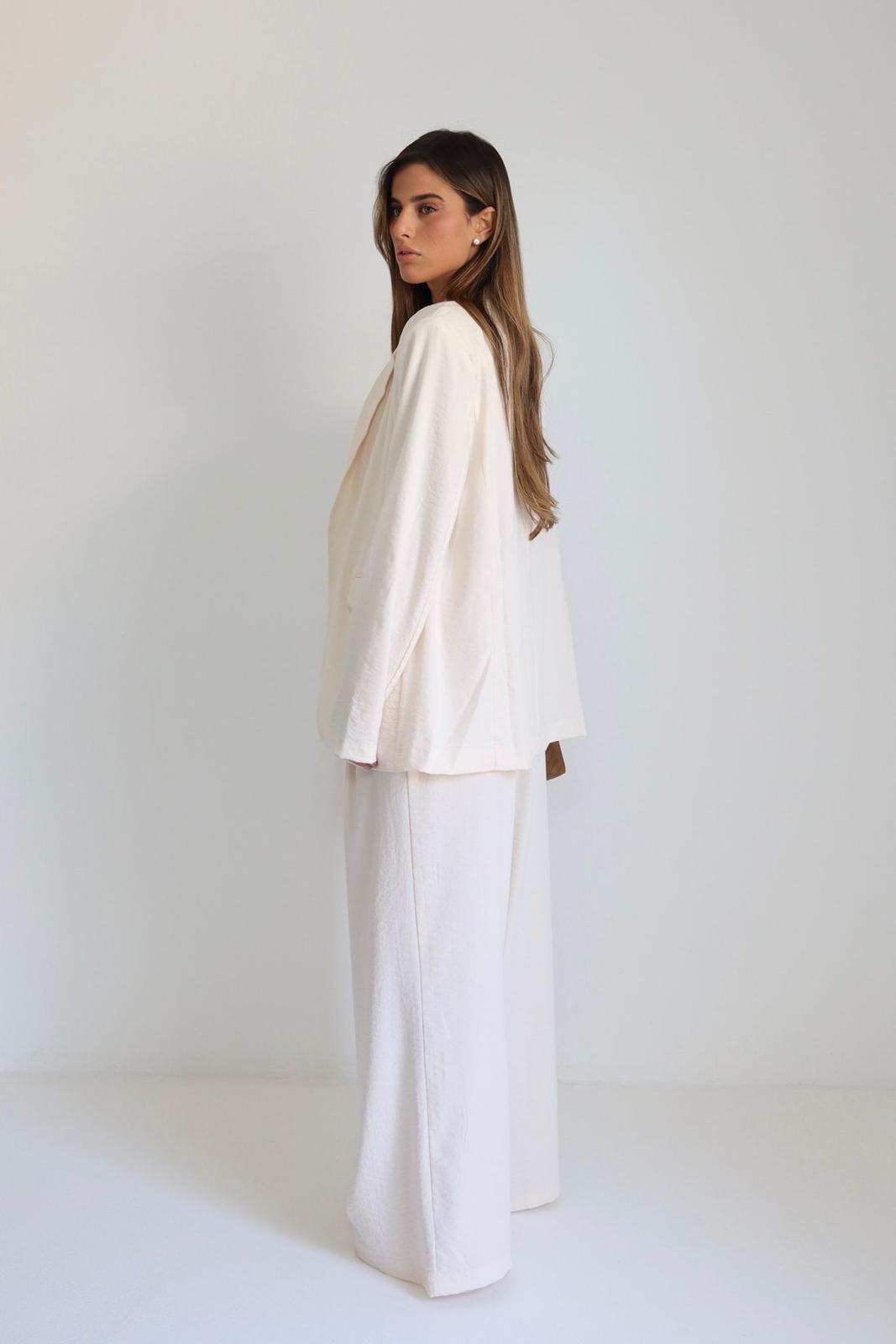 חליפת Peleg בצבע לבן עם מכנס רחב ושרוך במותן