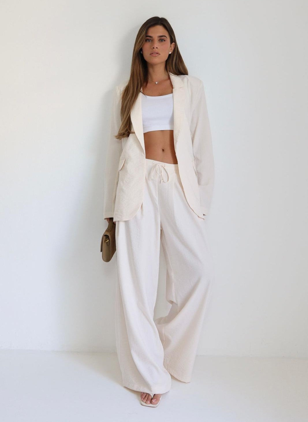 חליפת Peleg בצבע קרם עם בלייזר אלגנטי לנשים