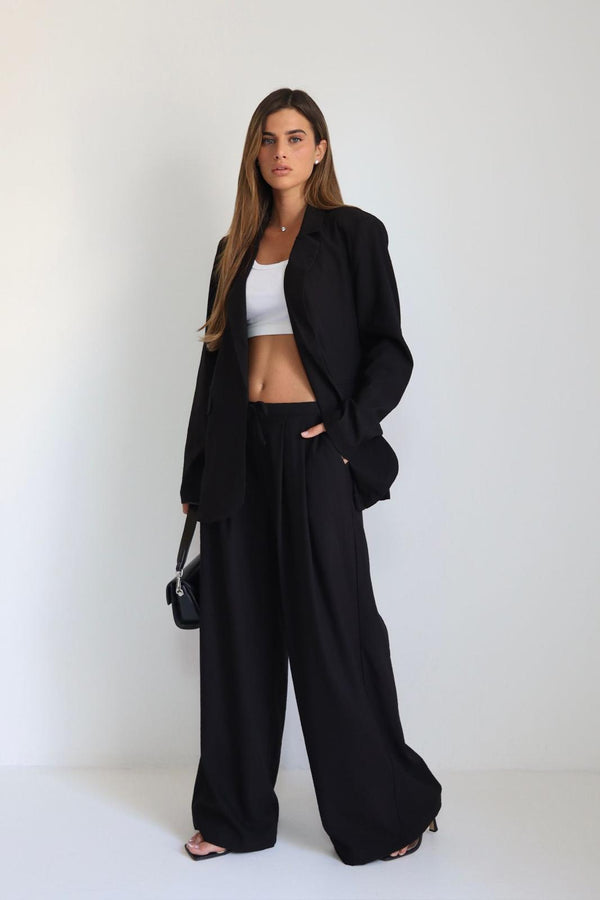 חליפת Peleg בצבע שחור עם בלייזר אלגנטי לנשים