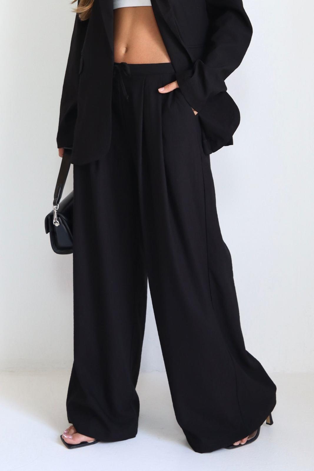 חליפת Peleg בצבע שחור עם בלייזר אלגנטי לנשים