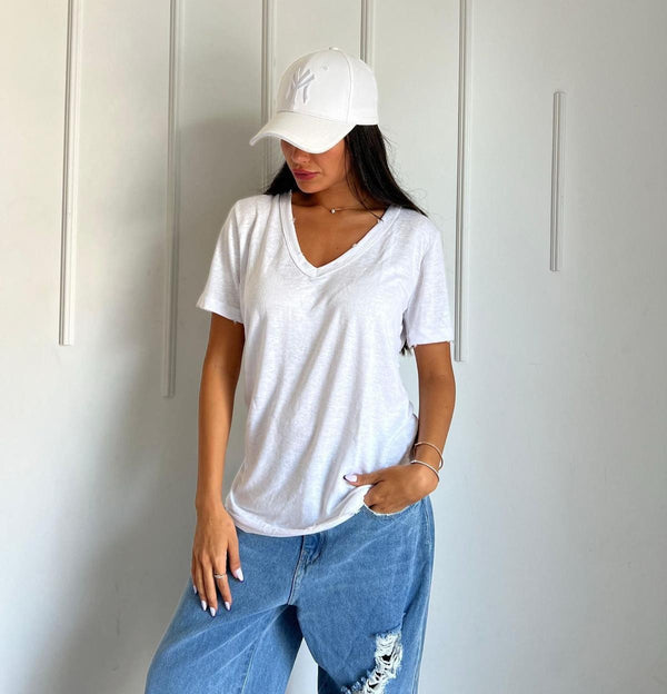 חולצת בייסיק V עם קרעים בצבע לבן לנשים