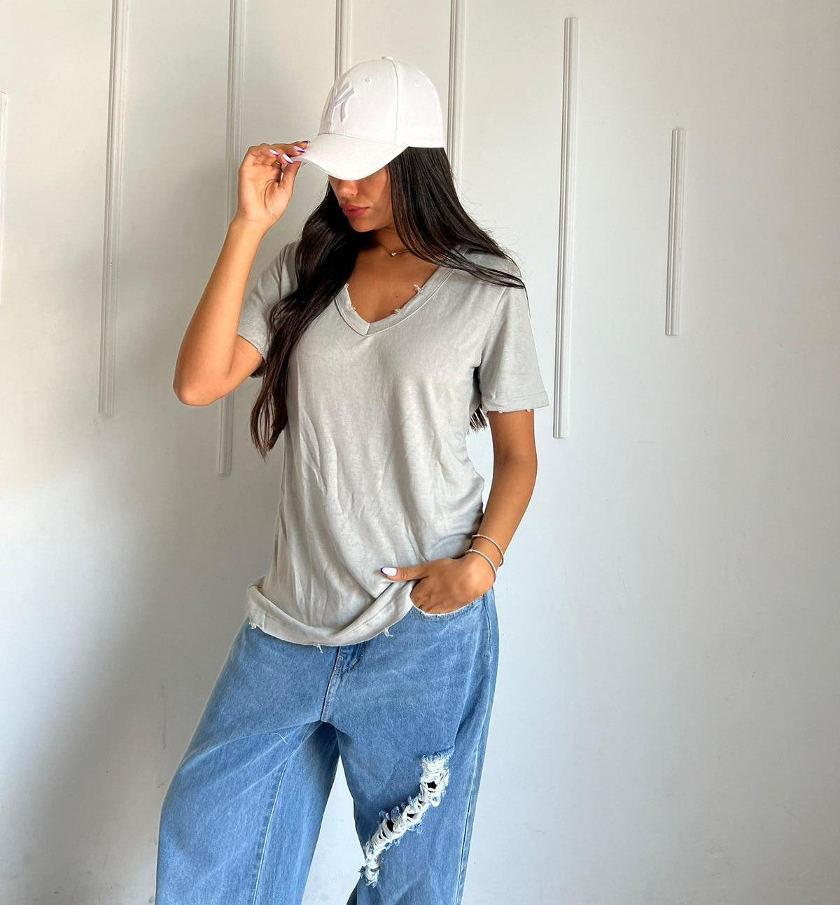 חולצת בייסיק V עם קרעים בצבע אפור לנשים