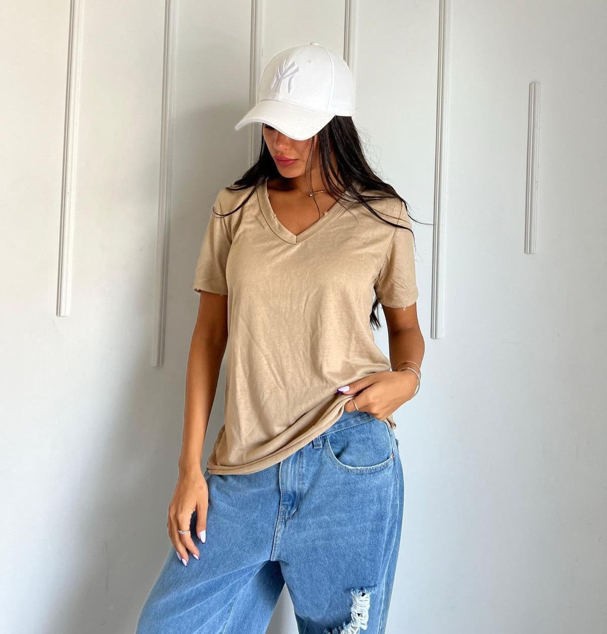 חולצת בייסיק V עם קרעים בצבע מוקה לנשים