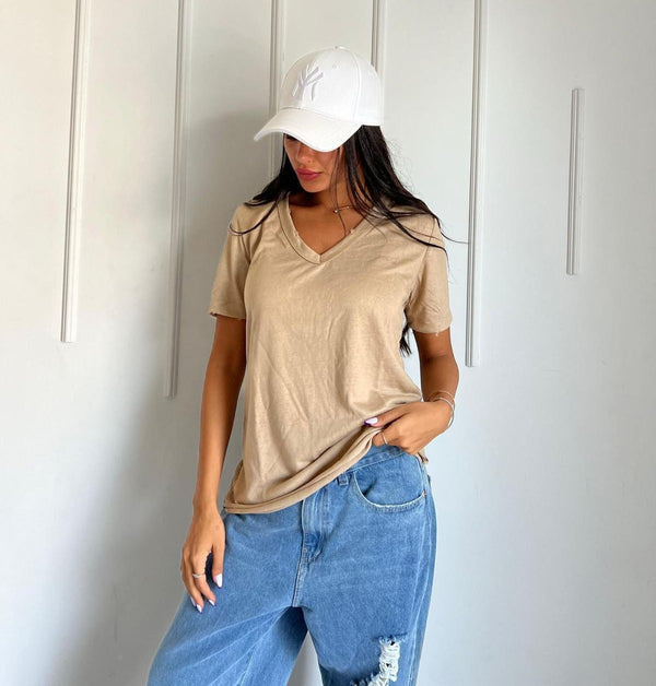 חולצת בייסיק V עם קרעים בצבע מוקה לנשים