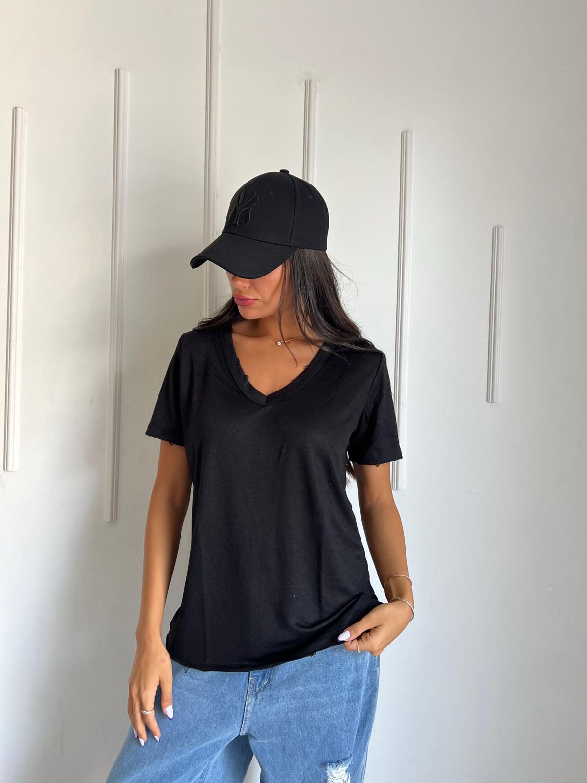 חולצת בייסיק V עם קרעים בצבע שחור לנשים