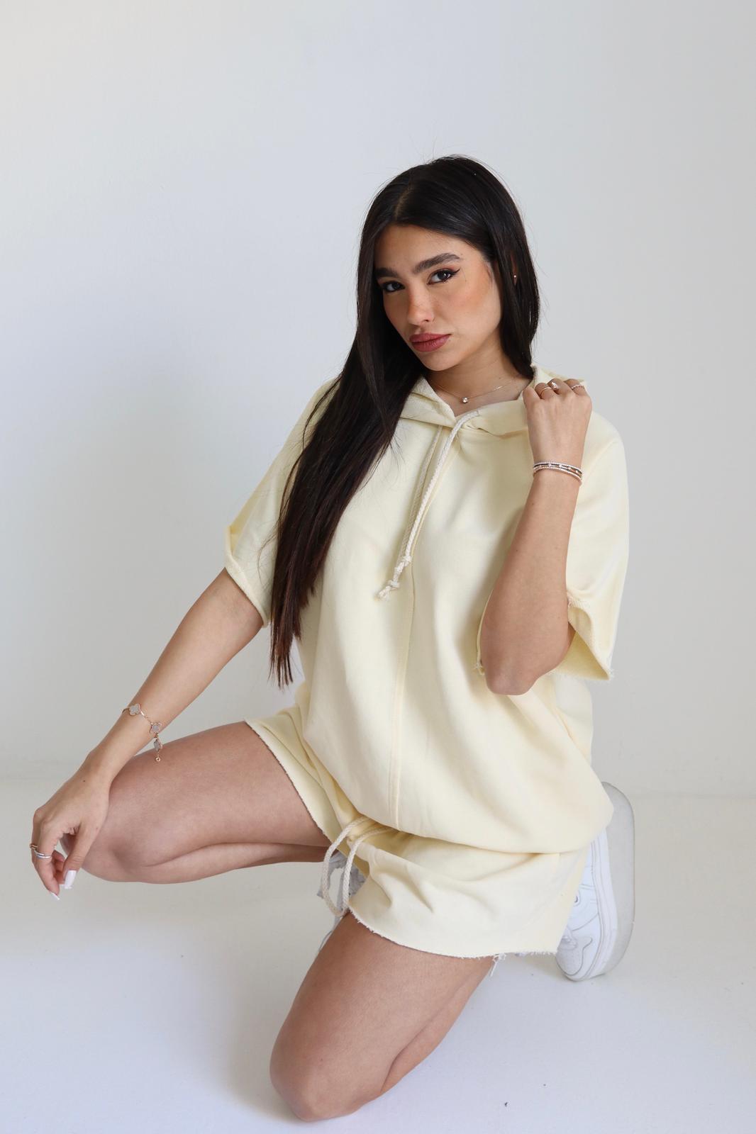 חליפת Reut צהובה סט קפוצון ושורט מבט צד
