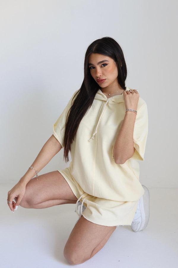 חליפת Reut צהובה סט קפוצון ושורט מבט צד
