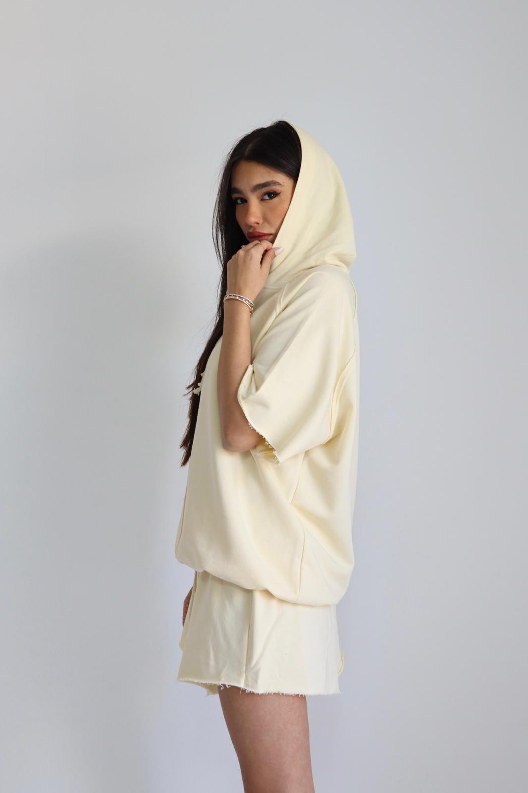 חליפת Reut צהובה סט קפוצון ושורט מבט צד
