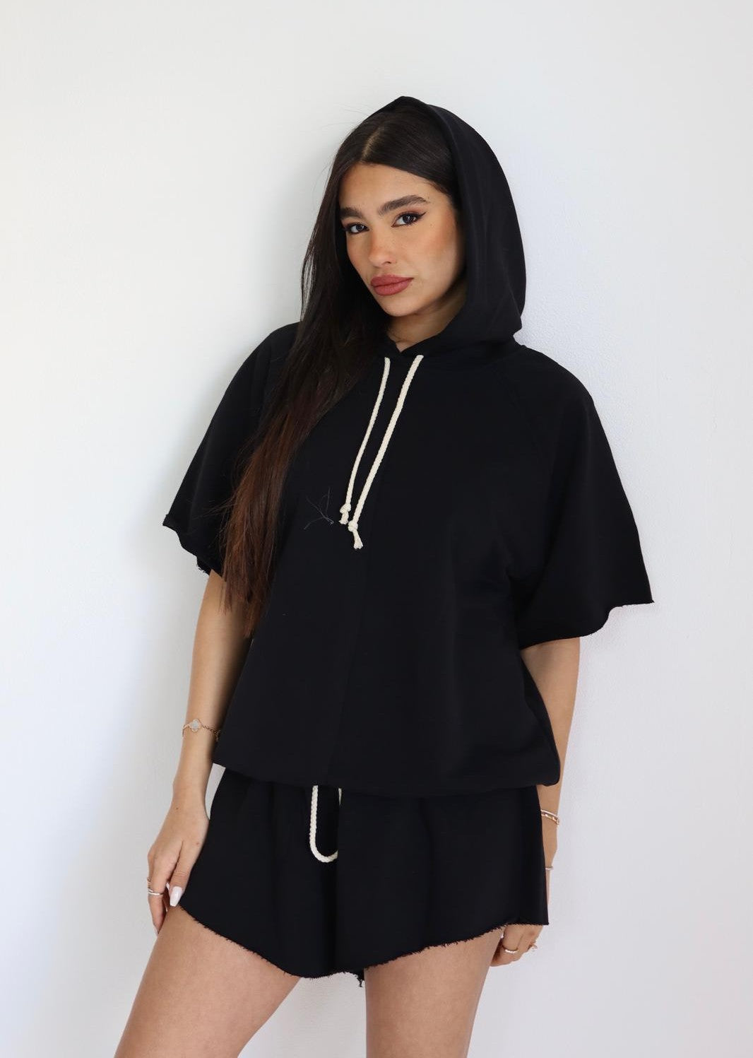 חליפת Reut שחורה סט קפוצון ושורט לוק יומיומי