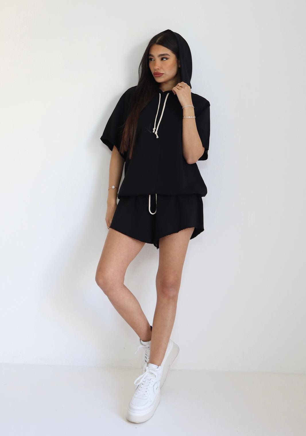 חליפת Reut שחורה סט קפוצון ושורט לוק יומיומי
