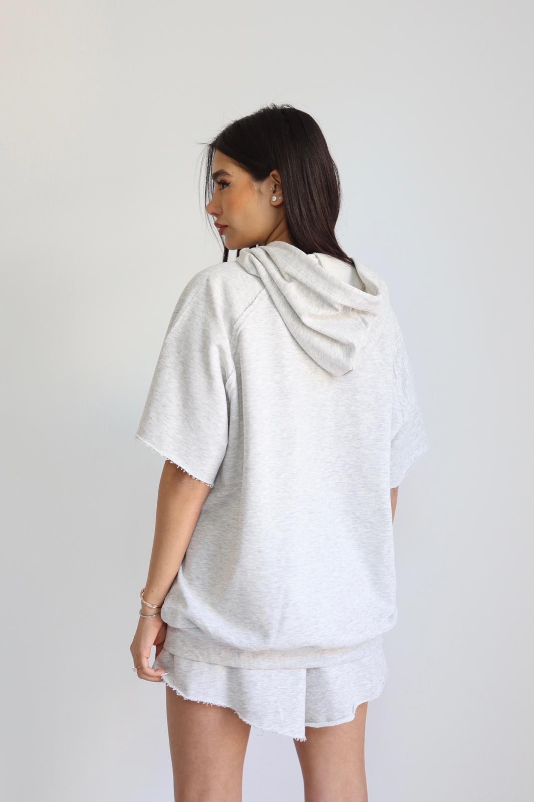 חליפת Reut אפורה סט קפוצון ושורט לנשים
