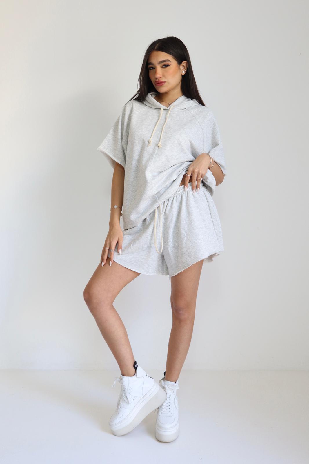 חליפת Reut אפורה סט קפוצון ושורט לנשים
