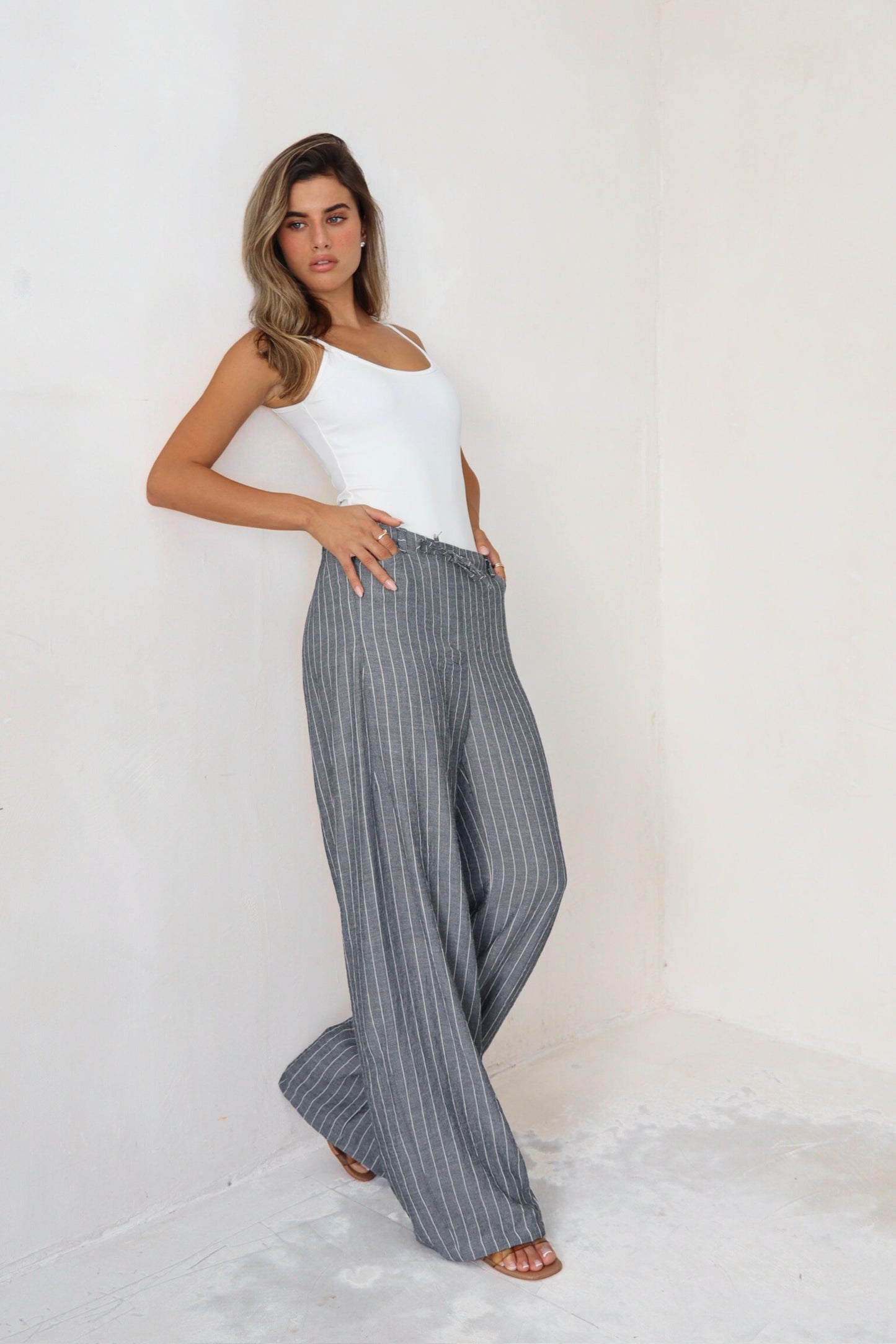 מכנס Peso אפור מכנס רחב לנשים עם פסים עדינים