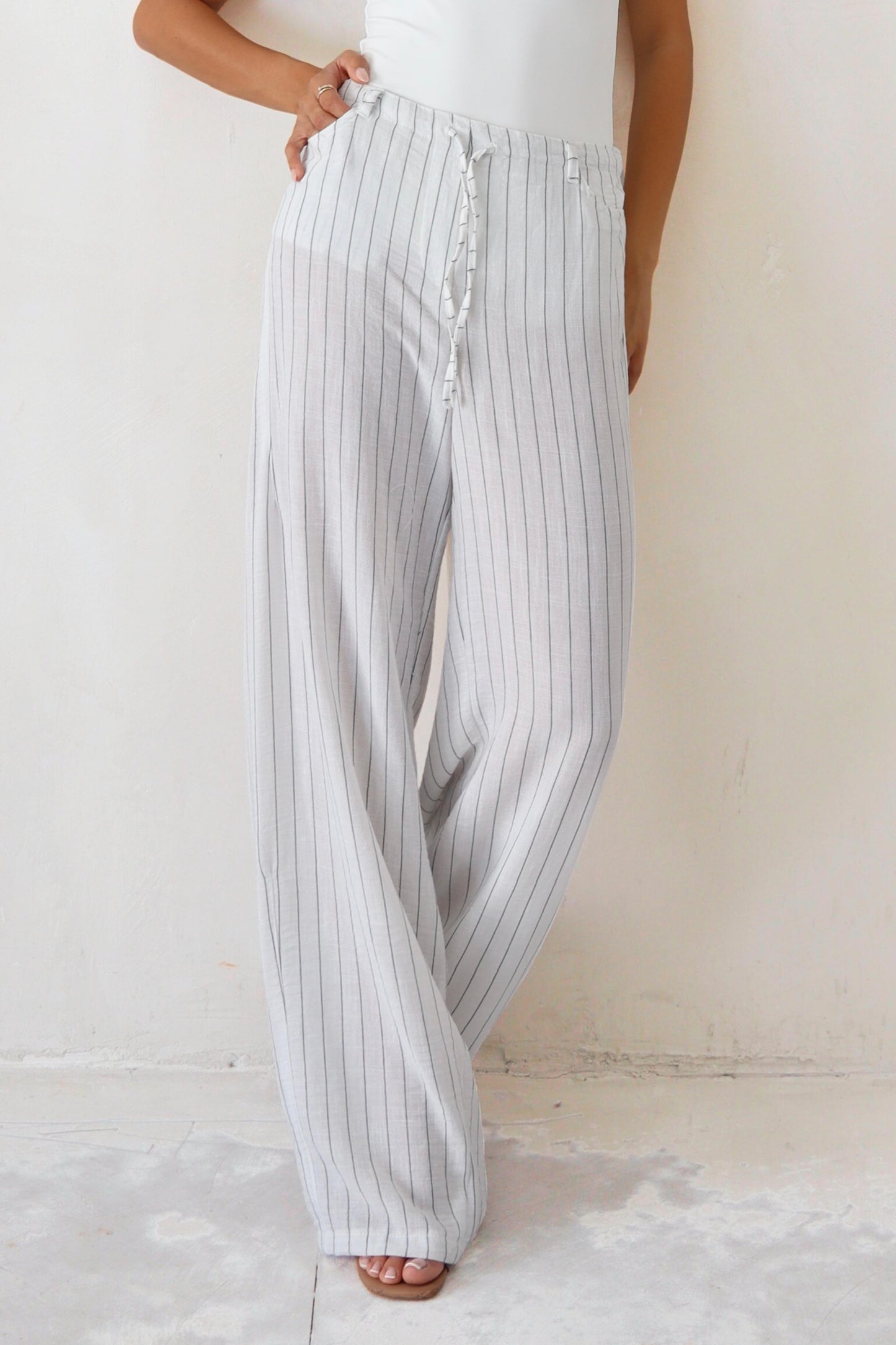 מכנס Peso לבן מכנס רחב לנשים עם פסים וגומי במותן