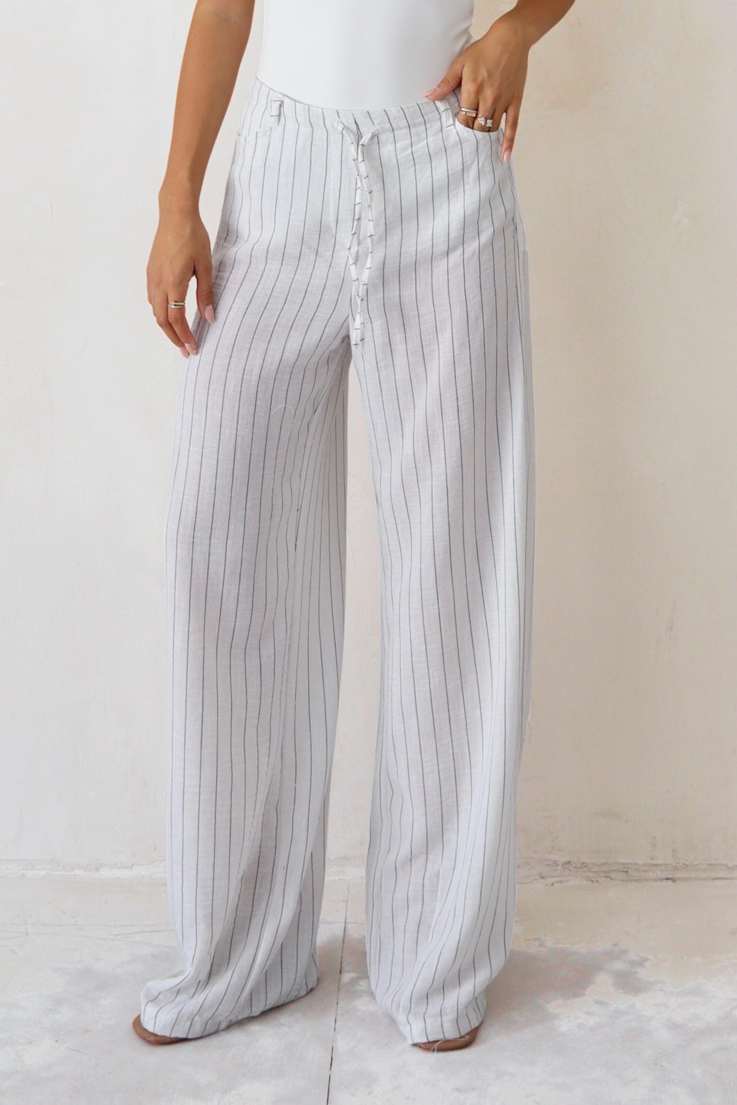 מכנס Peso לבן מכנס רחב לנשים עם פסים וגומי במותן