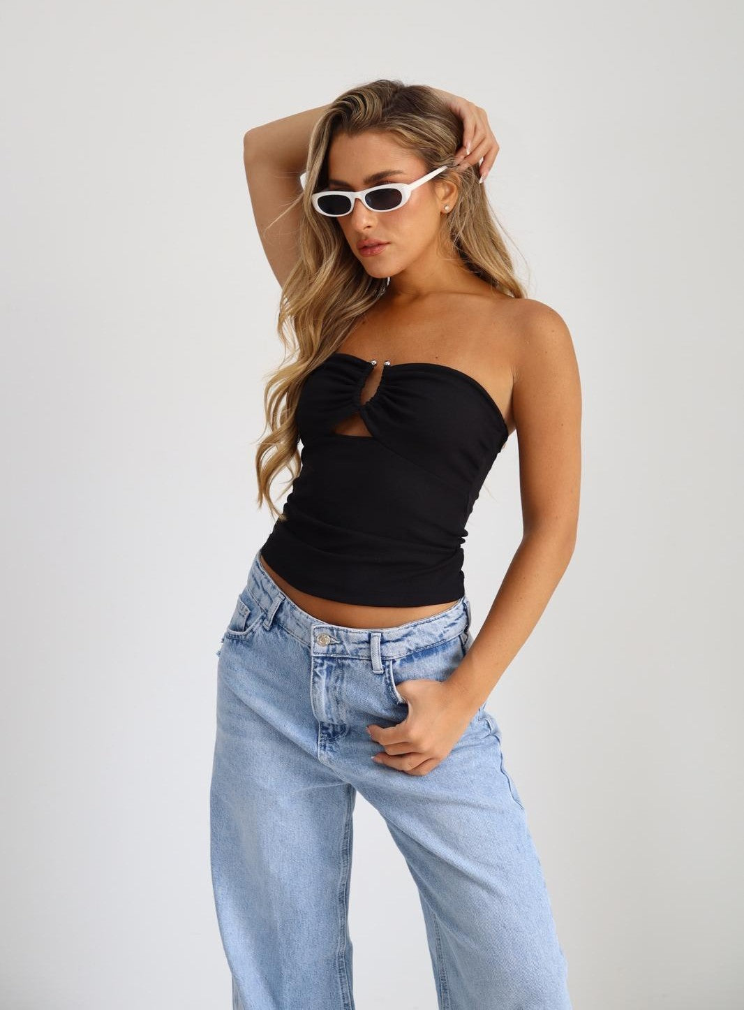 סטרפלס Tahshit שחור טופ סטרפלס לנשים עם פתח קדמי