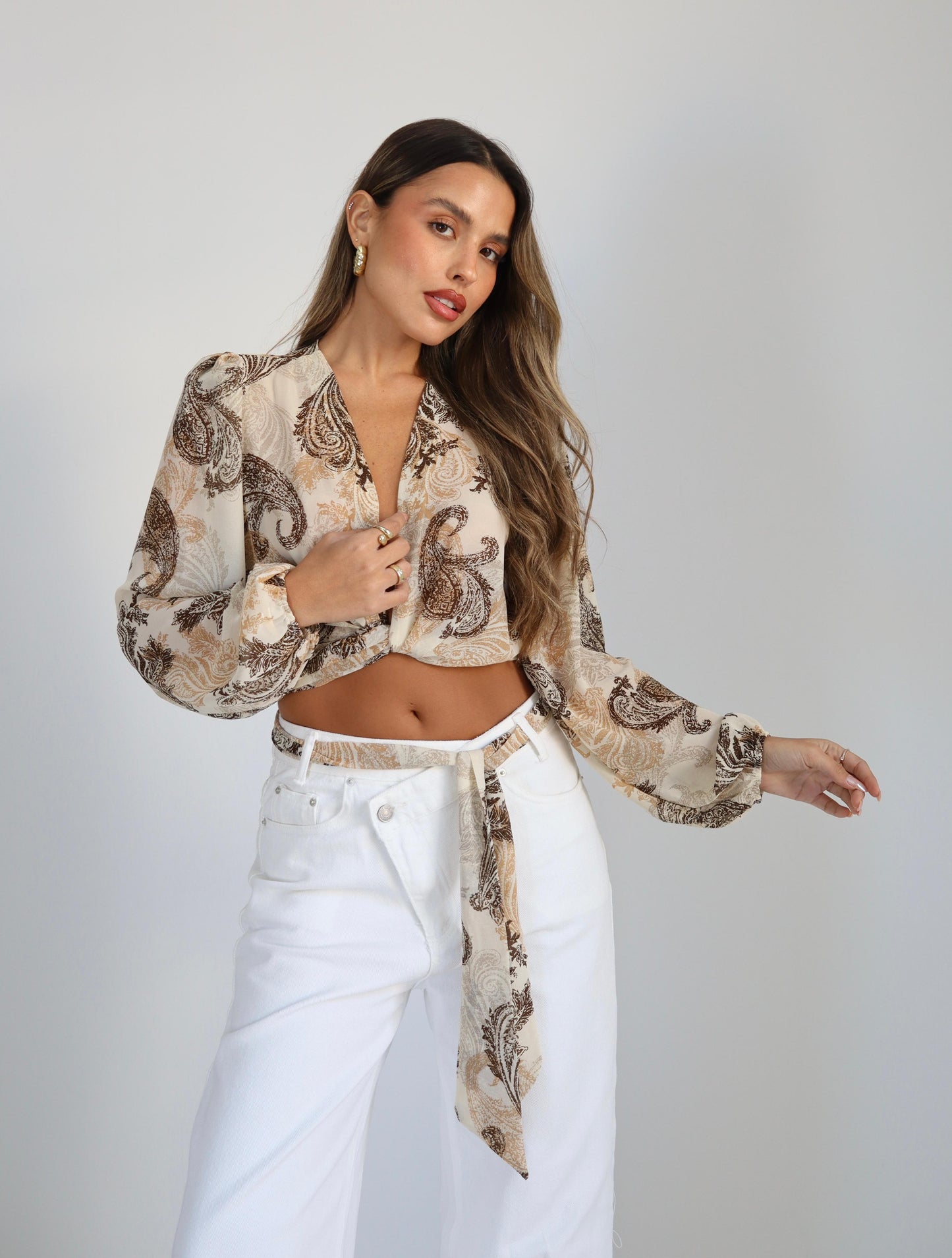 חולצת קרופ קשירה אופנת נשים עם מחשוף עמוק