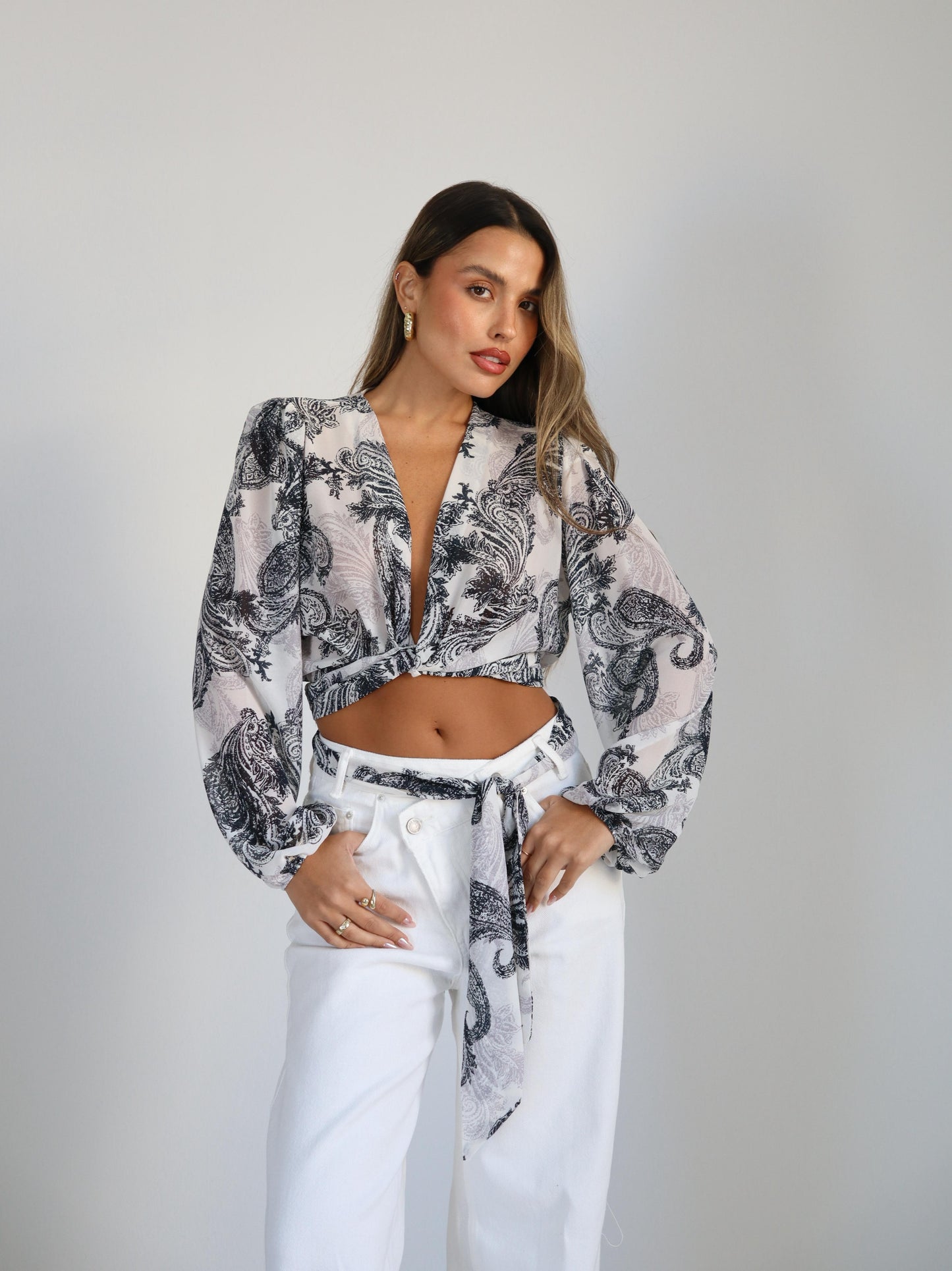 חולצת Efrat קרופ קשירה מודפסת שחור לבן לנשים