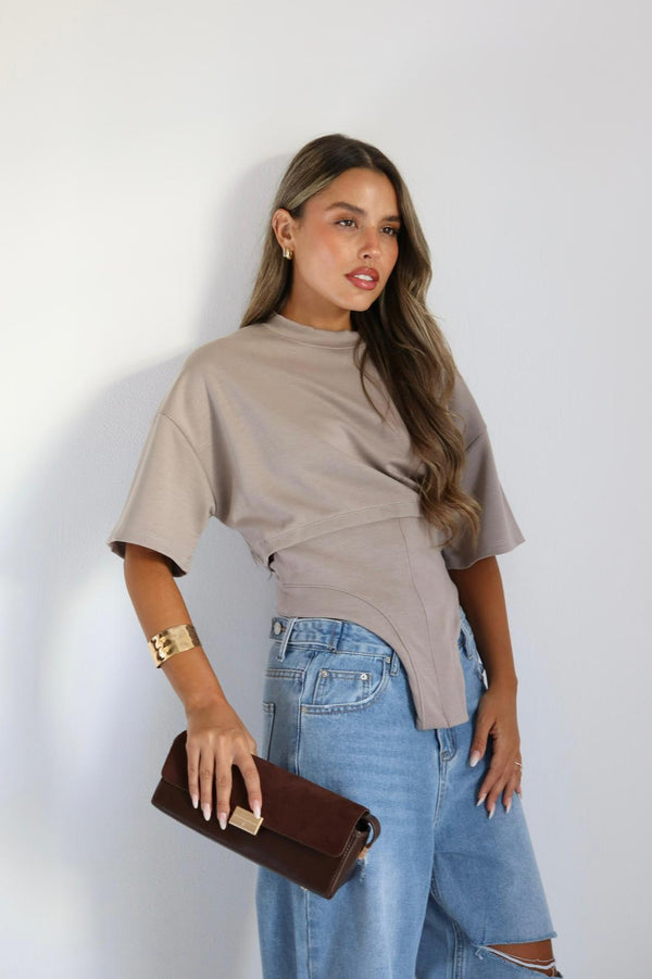 חולצת Dariya בז׳ חולצת קרופ לנשים עם גזרה מחמיאה