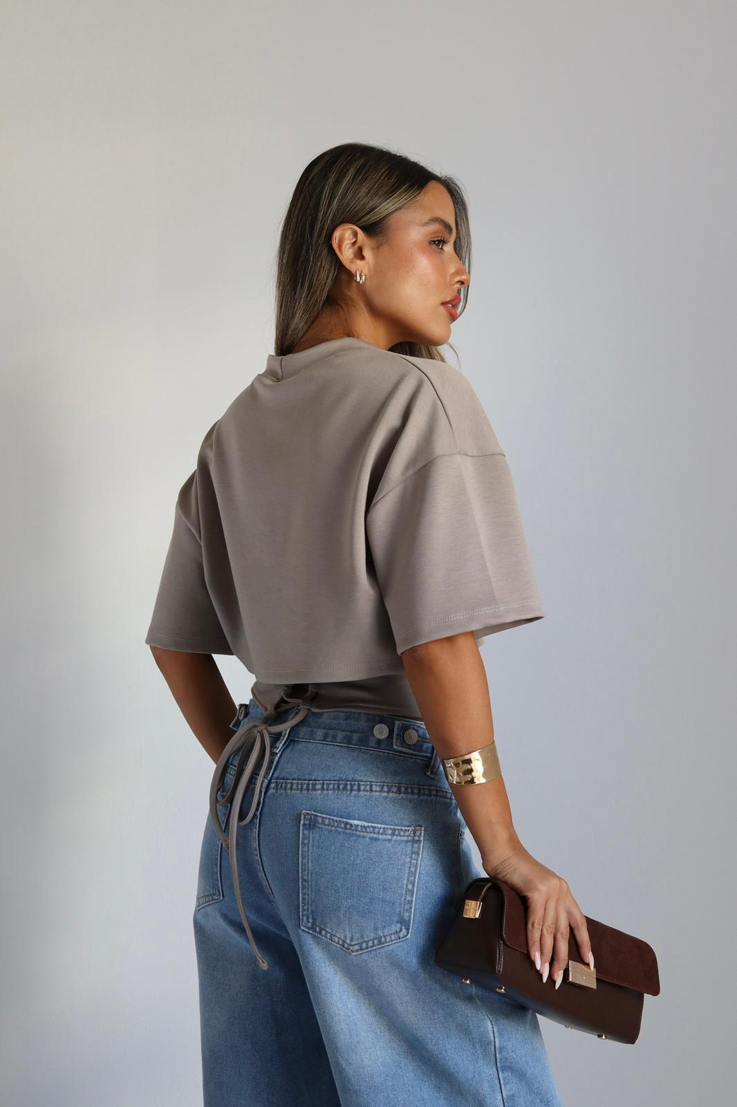 חולצת קרופ Dariya בעיצוב מודרני עם גב חשוף וקשירה אחורית