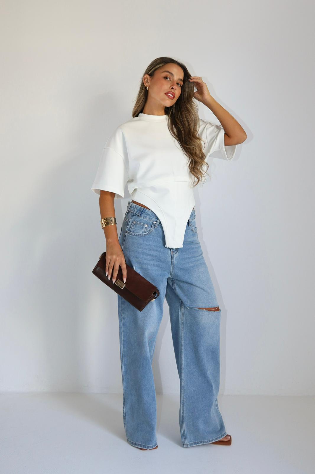 חולצת Dariya לבנה חולצת קרופ אופנתית לנשים עם עיצוב מודרנ