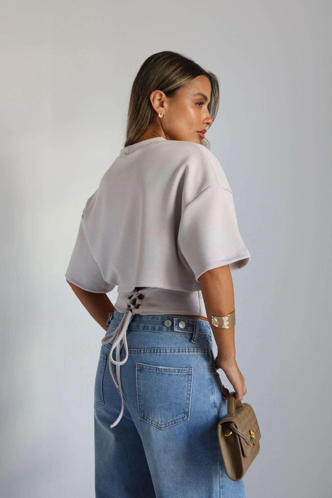 חולצת Dariya בז׳ חולצת קרופ לנשים עם 