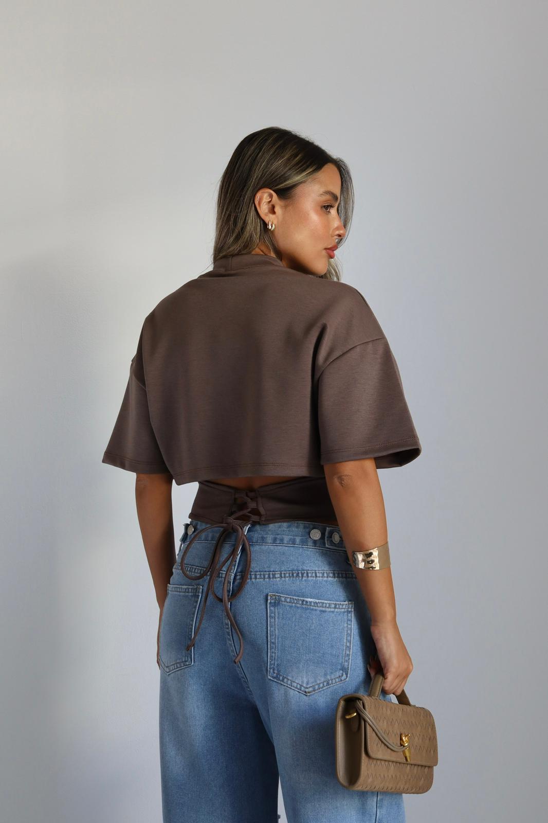 חולצת Dariya לנשים עם גב פתוח וקשירה בשילוב ג׳ינס גבוה