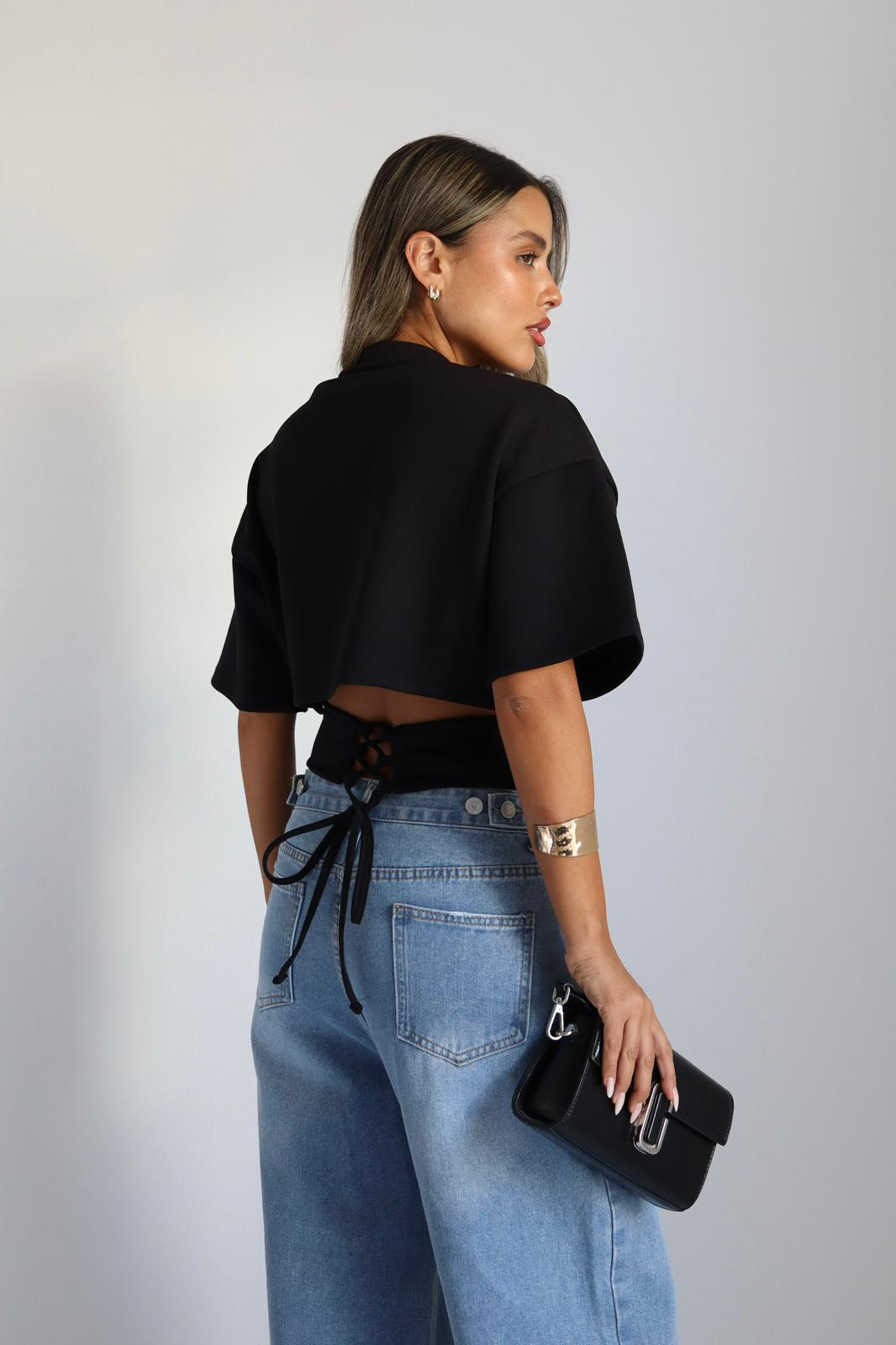 חולצת Dariya טרנדית לנשים עם עיצוב נקי וגב פתוח מודגש