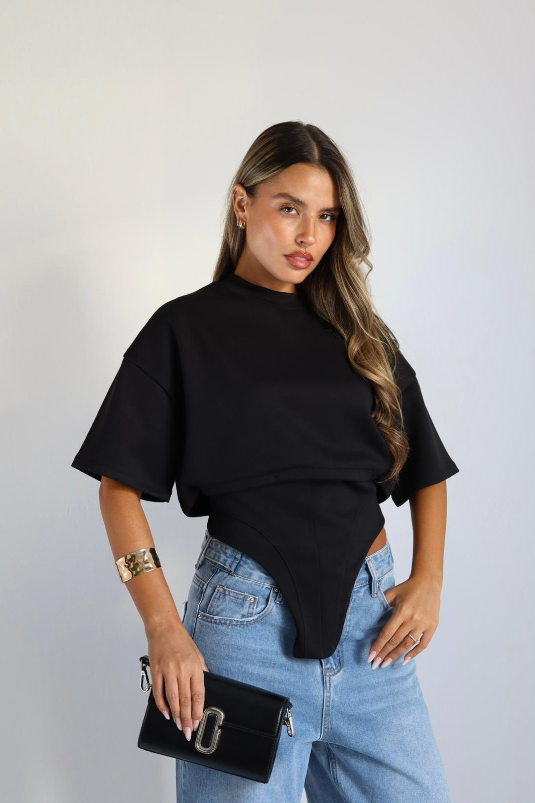 חולצת Dariya שחורה גב פתוח עם קשירה בשילוב ג׳ינס נשים