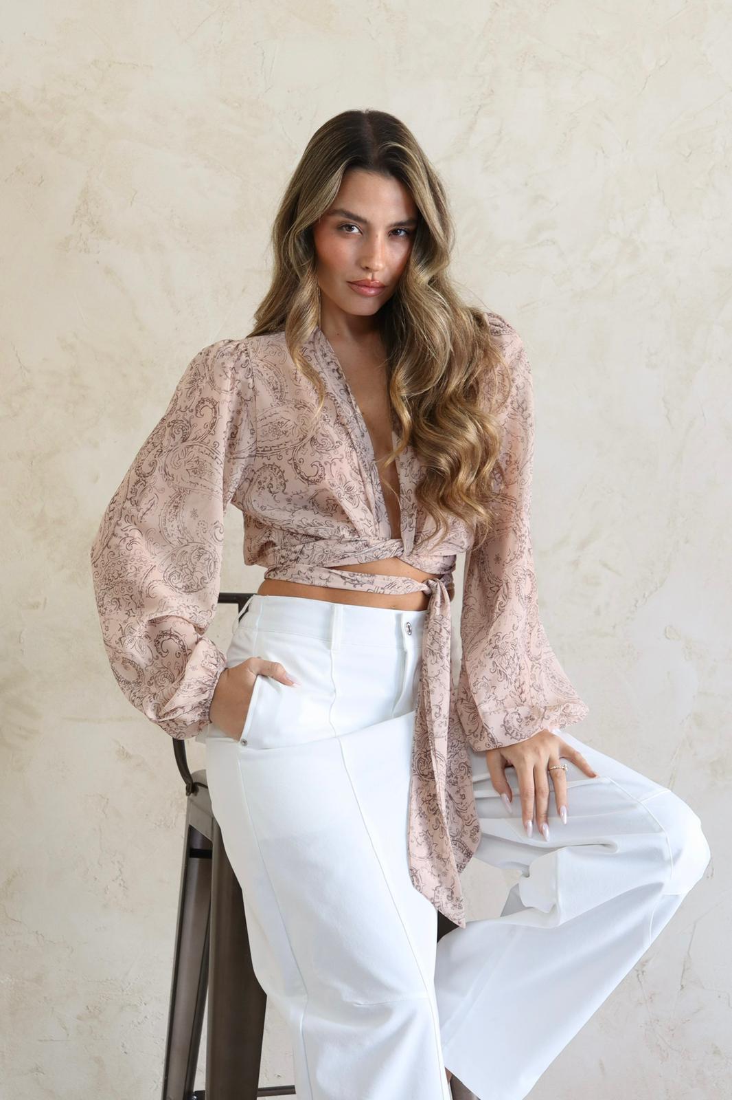 חולצת נשים ורודה עם הדפס עדין וקשירה