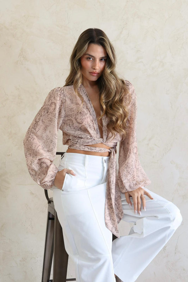 חולצת נשים ורודה עם הדפס עדין וקשירה