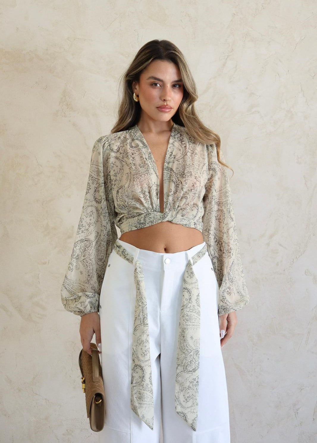 חולצת נשים מודפסת עם קשירה קדמית בגוון ירקרק