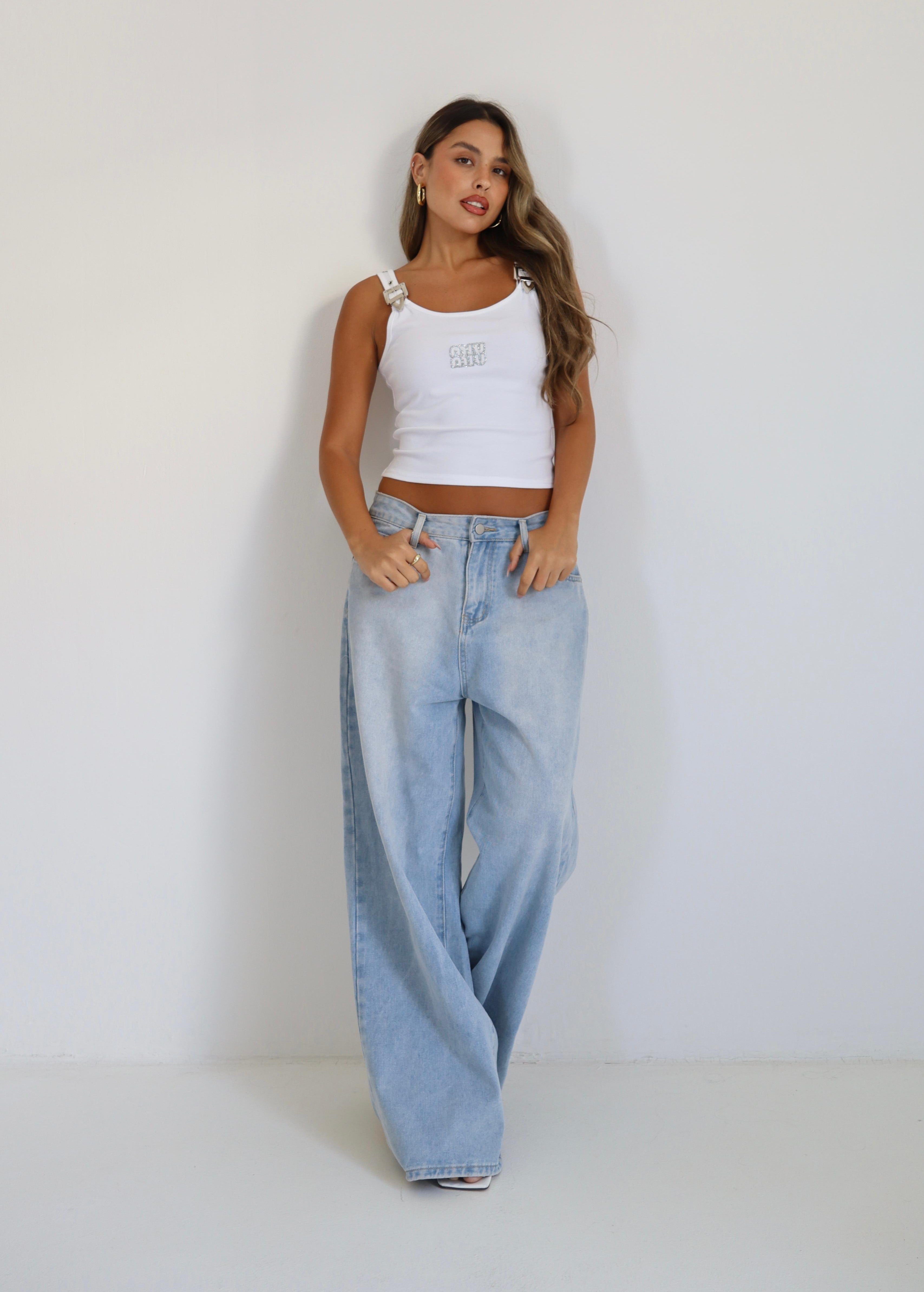 גופיית כתפיות Mui עם אבזמים מתכתיים ולוק אופנתי יומי