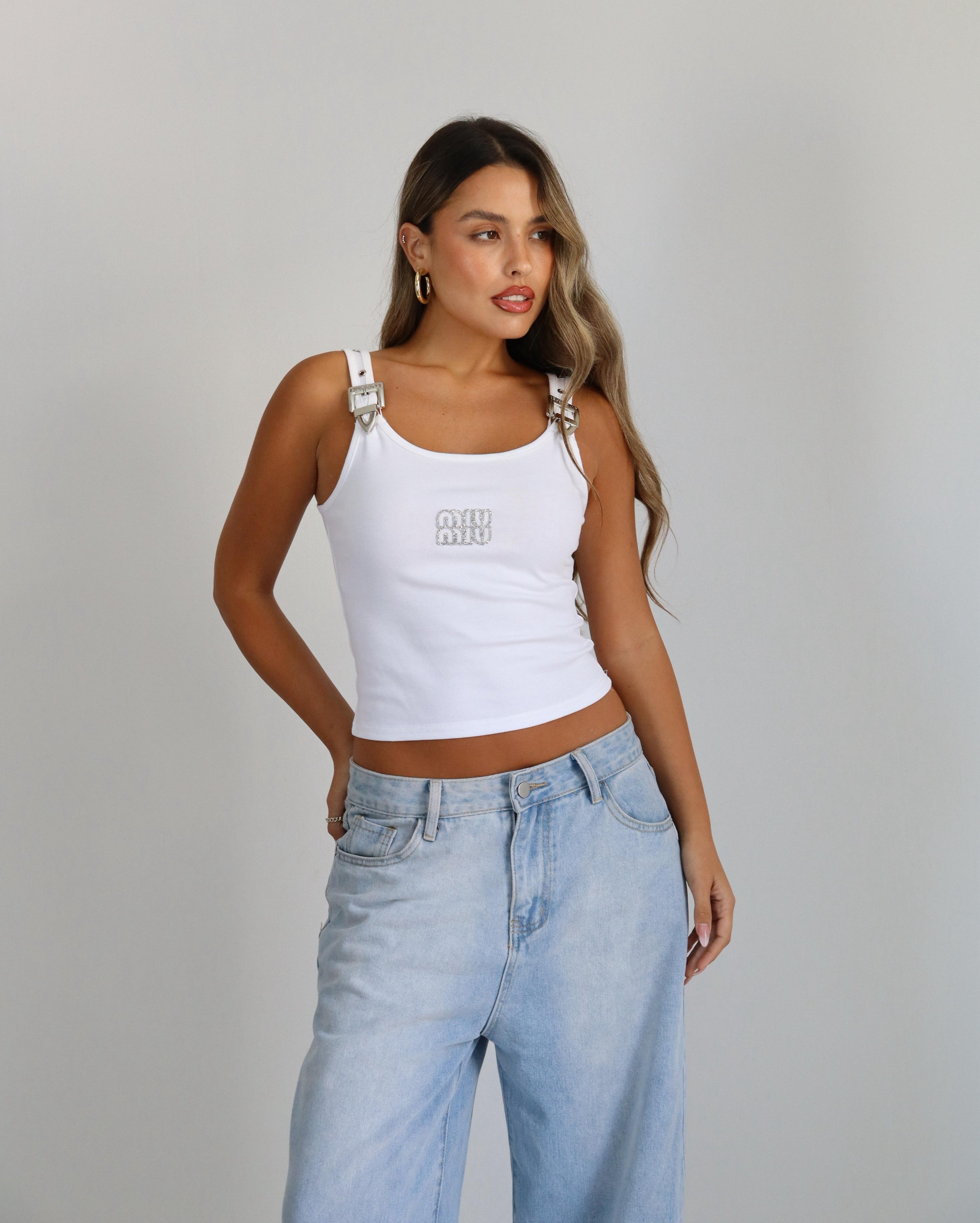 גופיית Mui לבנה עם לוגו קדמי וגזרה מחמיאה לנשים
