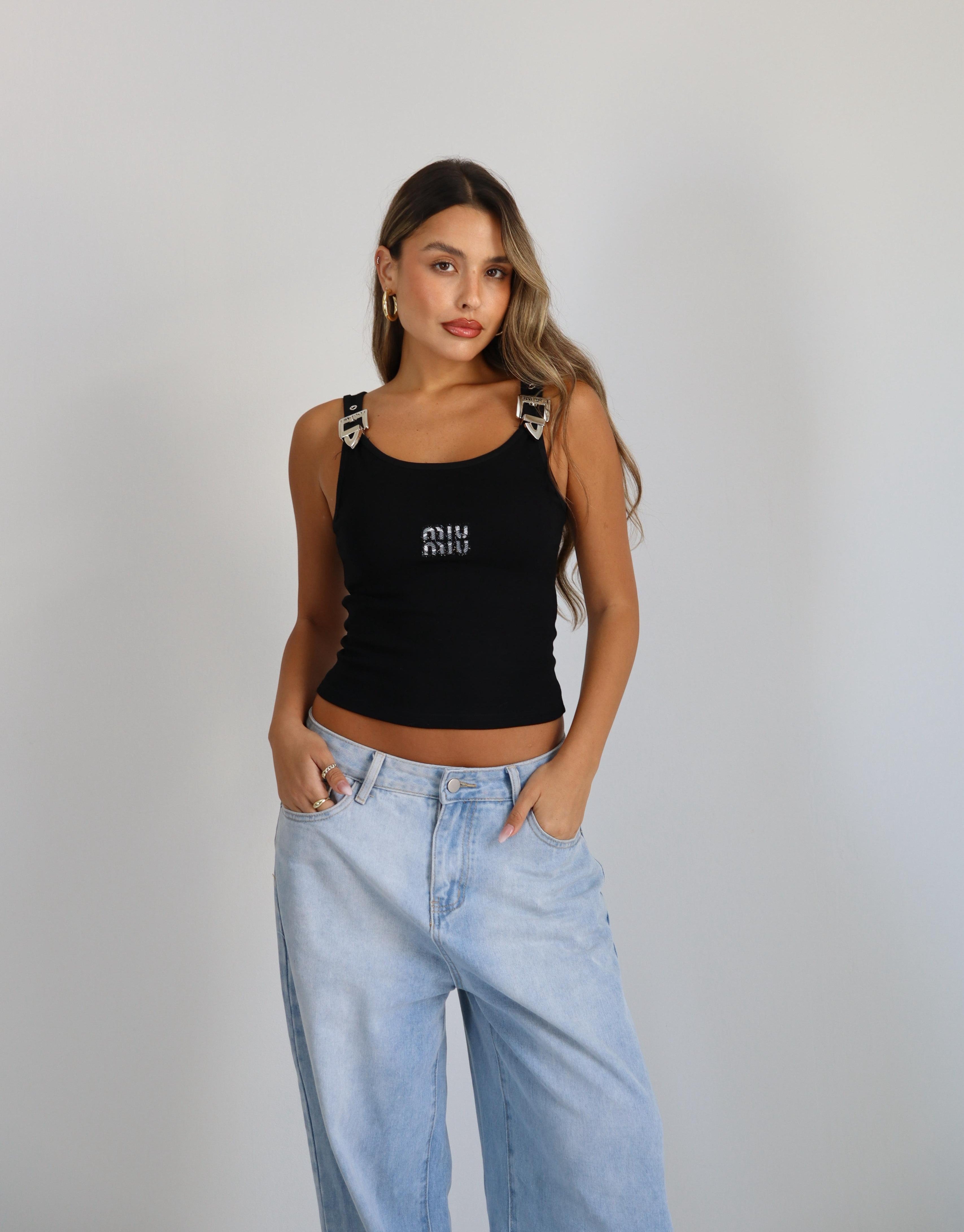 גופיית Mui שחורה עם אבזמים בכתפיות ולוגו קדמי בשילוב ג׳ינס