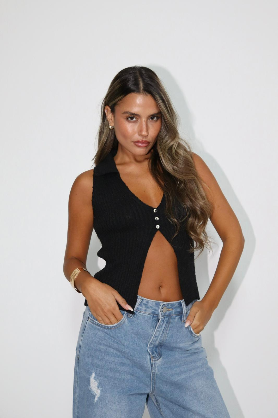 חולצת סריג שחורה מחמיאה לנשים עם גזרת מותן