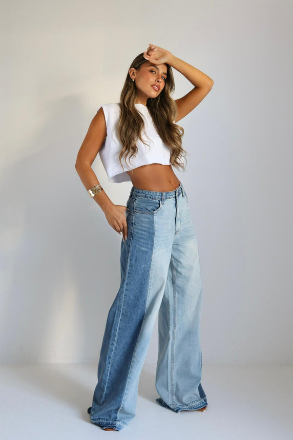 ג׳ינס רחב לנשים עם פסים בגווני כחול מבט קדמי
