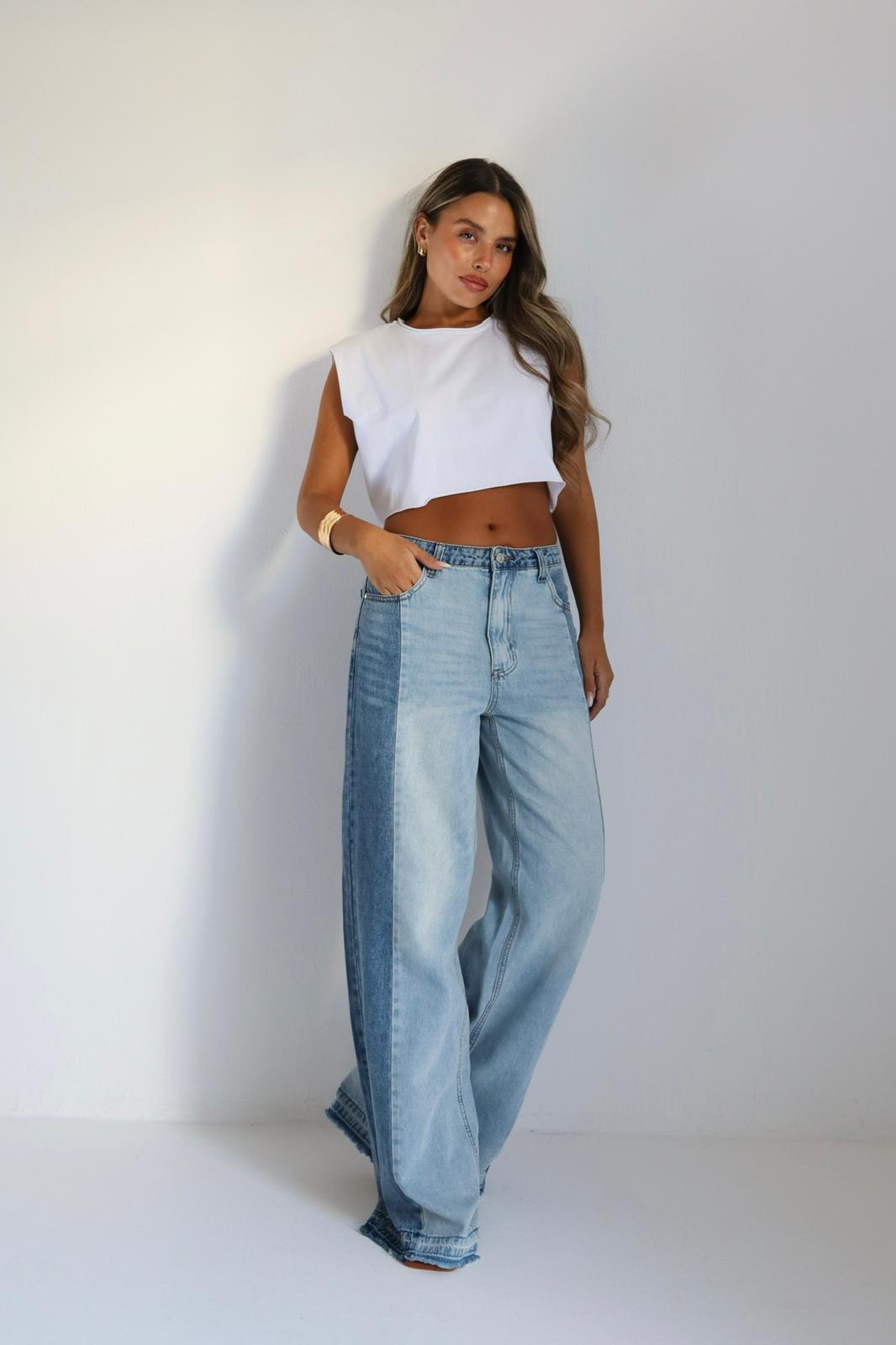 ג׳ינס רחב לנשים מבט מקדימה עם פסים בגווני כחול