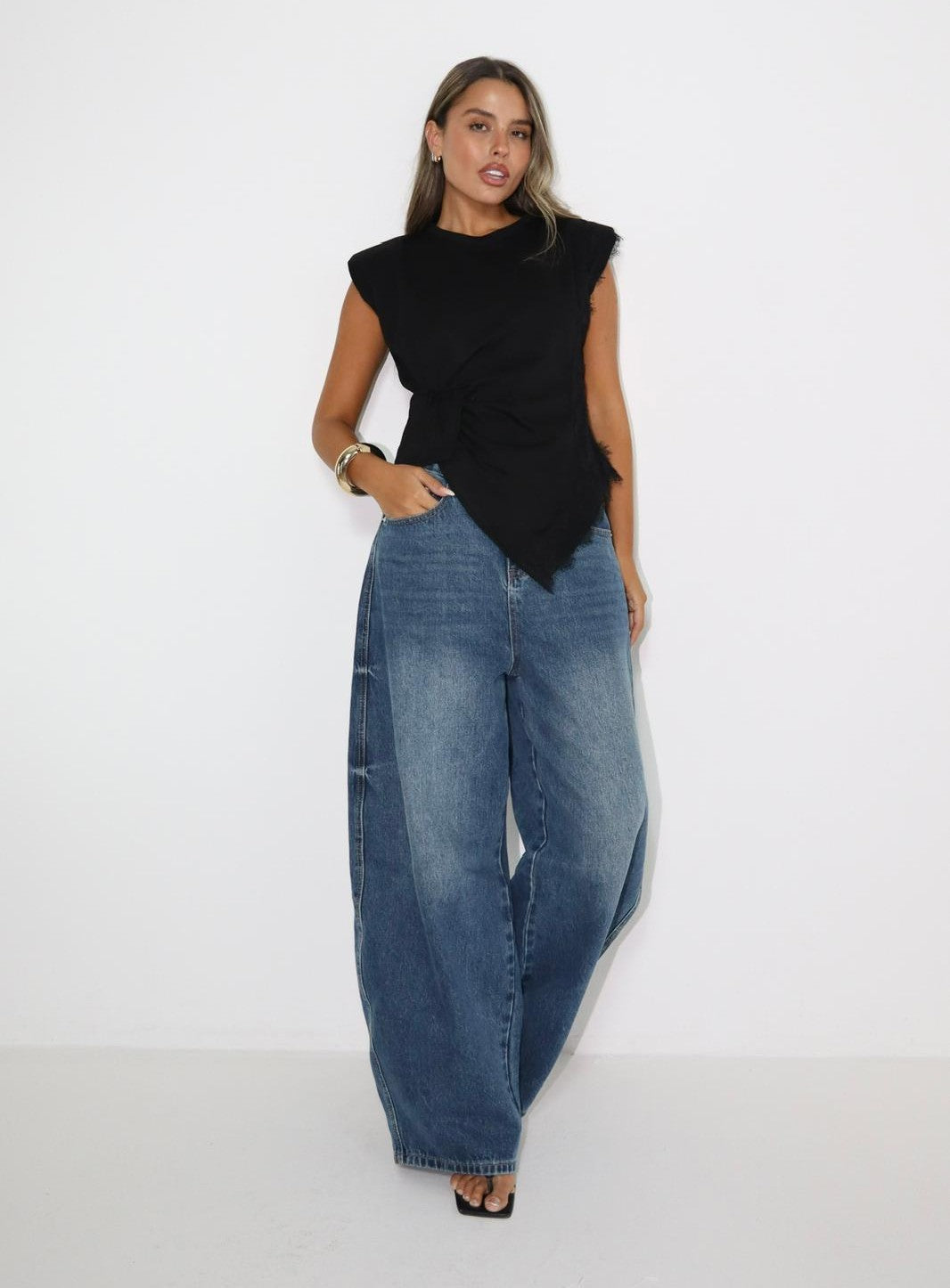 חולצה א סימטרית לנשים  עם תחרה 