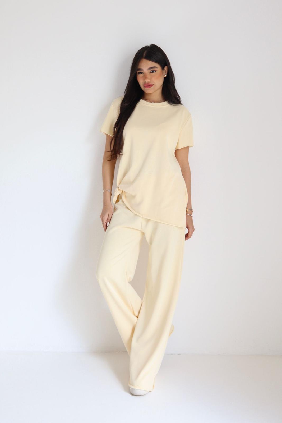 חליפת Larissa סט נשים חולצה עם קשירה ומכנס רחב בצבע צהוב
