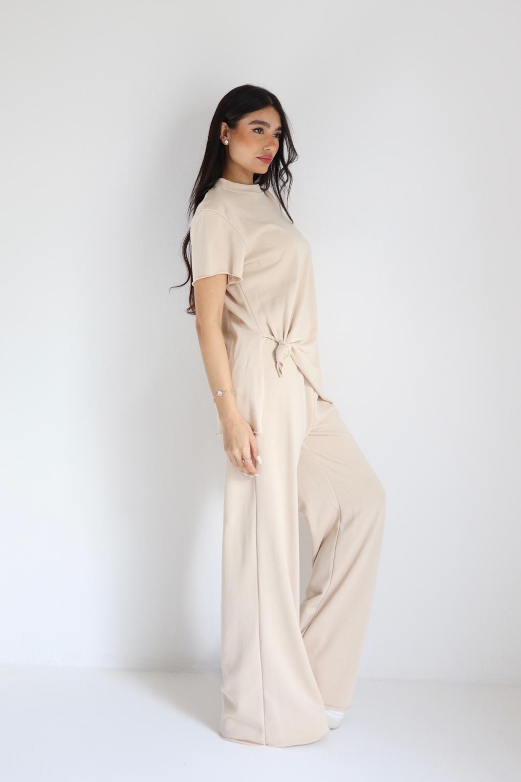 חליפת Larissa סט נשים בצבע בז עם חולצה קשירה צד
