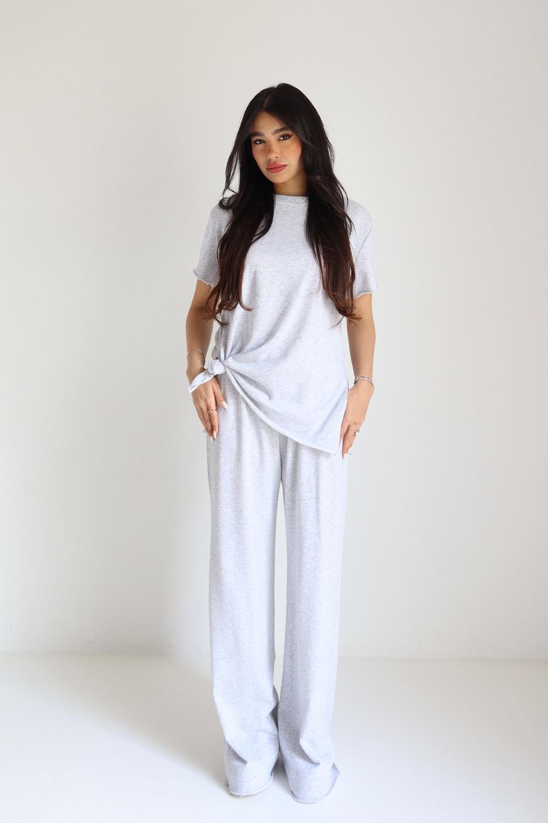 חליפת Larissa סט נשים בצבע אפור עם חולצה קשירה צד
