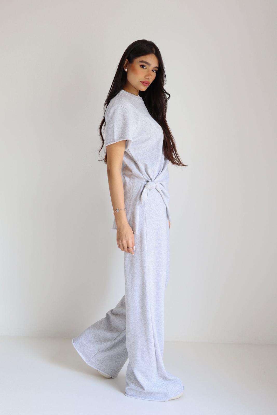 חליפת Larissa סט נשים חולצה עם קשירה ומכנס רחב בצבע אפור
