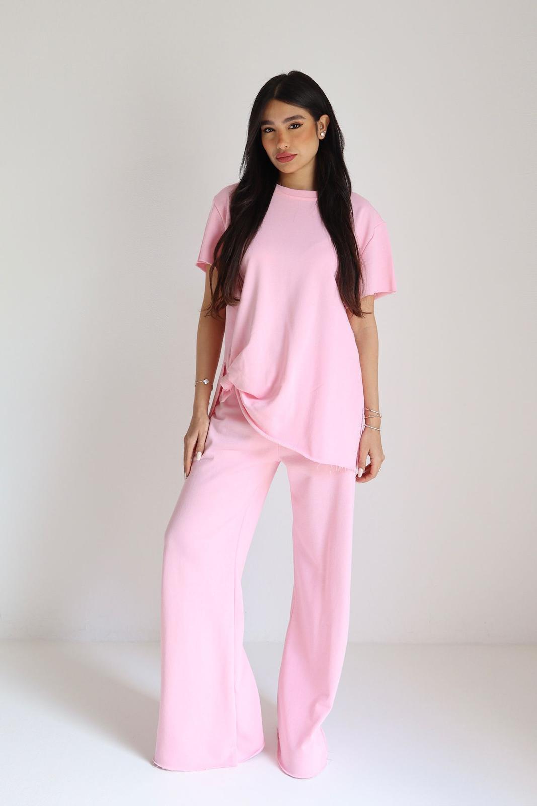 חליפת Larissa סט נשים חולצה עם קשירה ומכנס רחב בצבע ורוד
