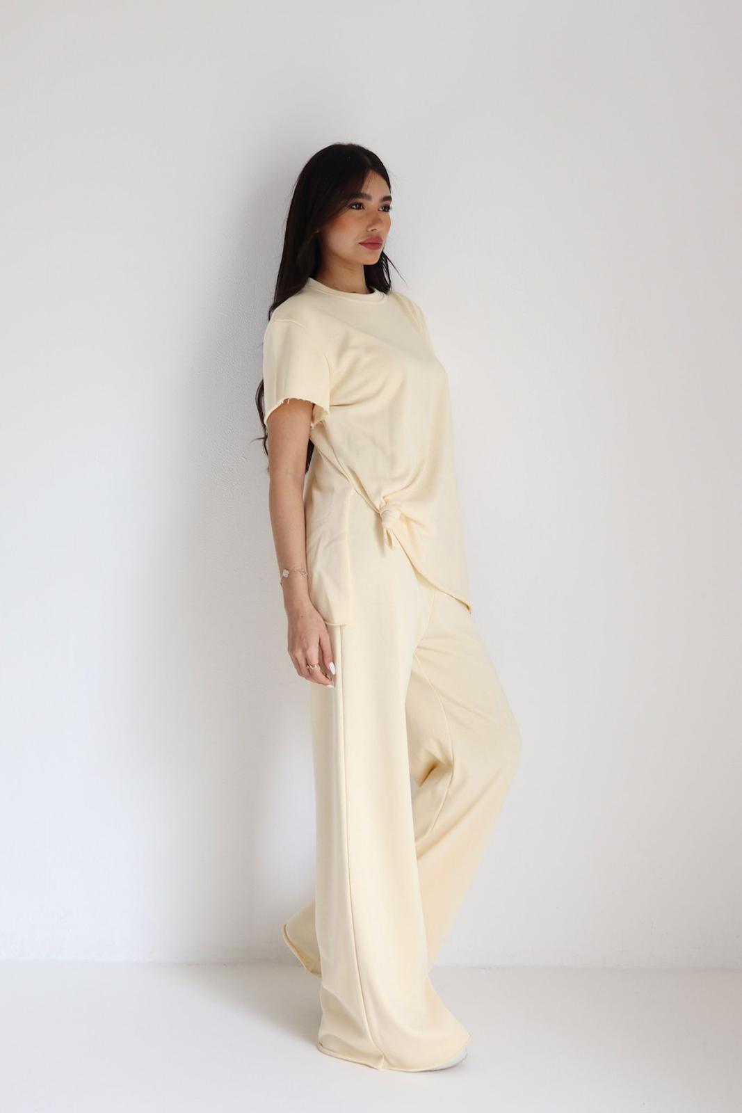 חליפת Larissa סט נשים בצבע צהוב עם חולצה קשירה צד
